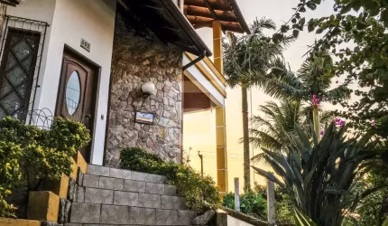 Casa em Coqueiros  -  Florianópolis