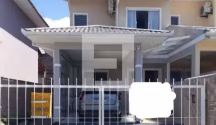 Sobrado em Serraria - São José, SC