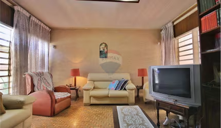 RE/MAX Vende Casa 3 quartos, sendo 01 suíte, sala 2 ambientes, copa, cozinha, jardim de inverno, 4 vagas, bairro Botafogo - Campinas / SP
