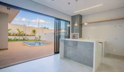 RE/MAX VENDE Casa térrea alto padrão, 210 m² de construção, 470 m² de terreno: com 03 suítes, área gourmet e piscina, no Residencial Arborais.
