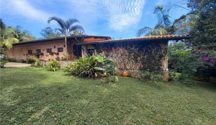 RE/MAX VENDE  chácara de 4.270 m2 por R$1.000.000,00 com casa ampla, piscina e casa de caseiro. São Roque / SP