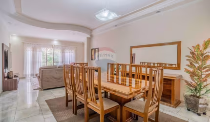 Casa Comercial ou Residencial: 295 m² de área útil, com 4 quartos (sendo 3 suítes), 4 banheiros e 5 vagas, em frente à Lagoa do Taquaral, em Campinas.