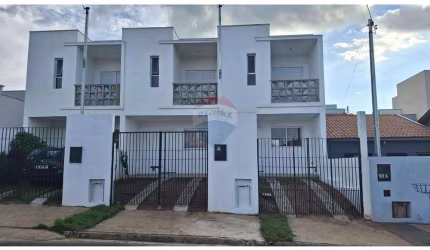 RE/MAX VENDE  Casa Sobrado Geminado 2 suites varanda 86 m2, Bairro Villaggio Monte Sião - MG. 330 mil.