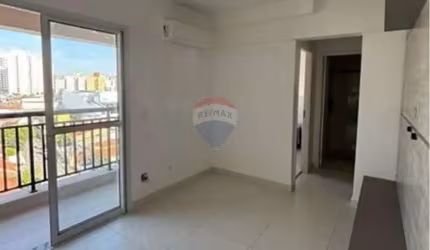 Apartamento 35m², semi mobiliado, 01 quarto, cozinha americana, sacada, 01 vaga, planejados e ar condicionado para alugar no Condomínio Urban Taquaral