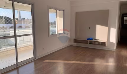 RE/MAX aluga Apartamento 91 m², com 3 quartos (sendo 1 suíte), 02 vagas cobertas, lavabo e varanda gourmet, no Residencial Vox Taquaral, Campinas.