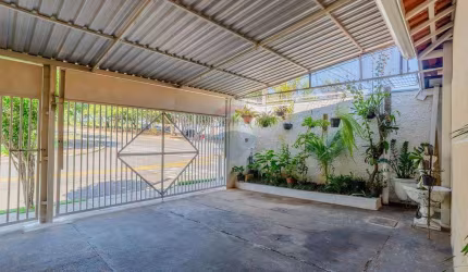 RE/MAX VENDE  CASA NO  RESIDENCIAL SAO JOSÉ  - 3 quartos, sendo 1 suíte, 2 banheiros no total.