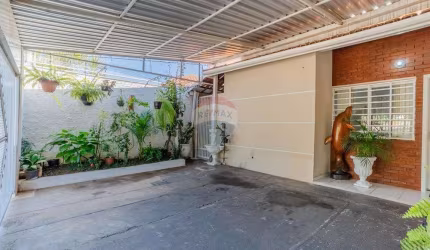 RE/MAX Vende Casa no  Residencial Campina Verde  - 3 quartos, sendo 1 suíte, 2 banheiros no total.