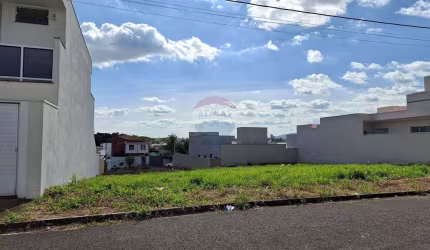 RE/MAX VENDE Terrenos em Terras de São José, com 300 m2, em São João da Boa Vista / SP