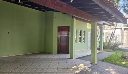 RE/MAX ALUGA Casa térrea com 3 quartos, sendo 1 suíte por R$2.700,00 + taxas