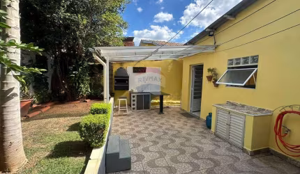 RE/MAX Aluga Casa Aconchegante em Vinhedo: 2 quartos, sendo 1 suíte, closet, jardim e churrasqueira