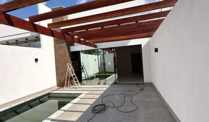 Casa Térrea Com Piscina. 3 Quartos sendo uma Suíte