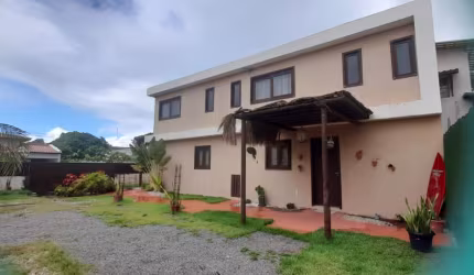 Alugo excelente casa em condomínio fechado no francês