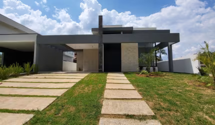 Casa térrea pronta para morar, cond. fechado á venda com 162 M² a/u com 3 suítes com 6 vagas