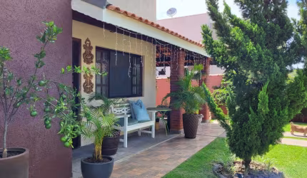 Bela Casa térrea em condomínio fechado pé direito duplo, 3 dorms, piscina com espaço gourmet. OCASIÃO!  600.000,00