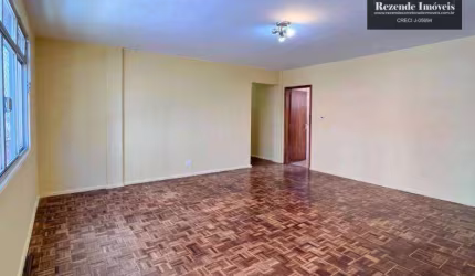 C-AP3589 Amplo apartamento reformado - Cristo Rei com 3 quartos, suíte e 2 vagas cobertas