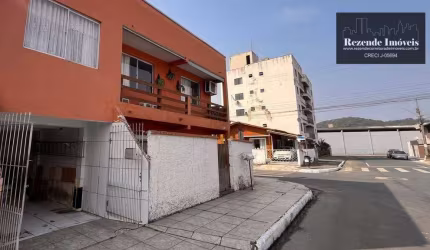 Casa com 3 quartos com mais 4 quitinetes à venda, - Jardim Iate Clube - Balneário Camboriú/SC