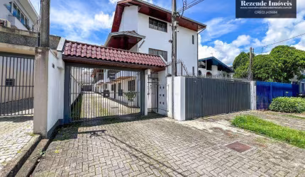 Ótimo sobrado em condomínio fechado bairro água verde.