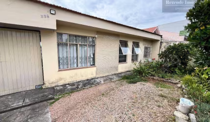 Excelente casa á 2 quadras do  terminal do capão Raso, para moradia ou construçãoATENÇÃO construtores: Estuda possibilidade de permuta no local de 80%