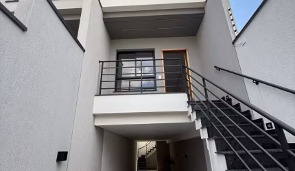 CASA FRONTAL , COM 3 DORMS 4 VAGAS 1 SUÍTE