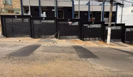 CASA FRONTAL COM 3 DORMS 1 SUÍTE 2 VAGAS