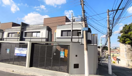 CASA FRONTAL COM 2 DORMS COM 2 SUITES 2 VAGAS