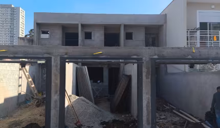 CASA FRONTAL COM 2 DORMS 2 SUÍTES 3 VAGAS