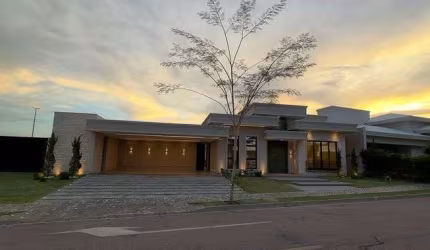 Casa de condomínio térrea para venda tem 372 metros quadrados com 4 quartos