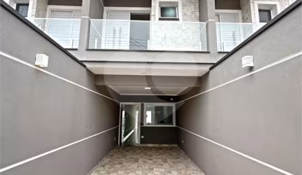 Sobrado Novo 186m² com 3 dorms, sendo 1 suíte, salão de festas integrado à churrasqueira no melhor da Vila Maria