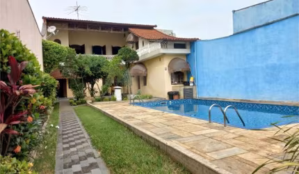 CASA À VENDA | 500 M² DE TERRENO | 3 DORMITÓRIOS (2 SUÍTES) | 6 VAGAS NA VILA GALVÃO!