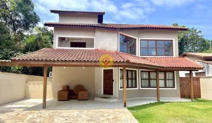Casa em Condomínio com 4 Dormitórios, Área de Churrasqueira e Piscina