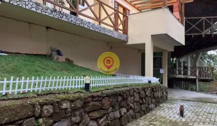 Casa em Condomínio – 2 Suítes, Churrasqueira Privativa e Área de Lazer
