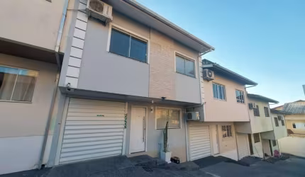 Casa com 3 quartos à venda na Rua Dona Carola, 586, Serraria, São José por R$ 425.000