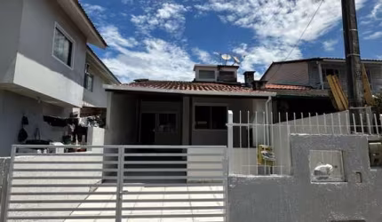 Casa com 2 quartos à venda na Rua Valmor Francisco, 421, Bela Vista, Palhoça por R$ 272.000