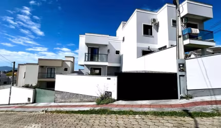 Casa com 3 quartos à venda na Rua Professora Terezinha de Jesus, 215, Bela Vista, Palhoça por R$ 580.000