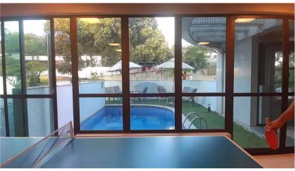 Charmoso Apartamento de 2 Quartos, OITAVO andar, com Excelente Iluminação Natural em Casa Amarela RECIFE