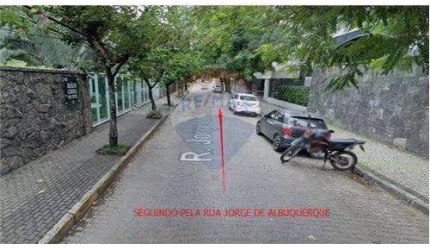 Terreno à Venda em Monteiro / Casa Forte - com 858,36 m² - construa seu imóvel na rua do novo complexo de lazer e Esportes de Casa Forte