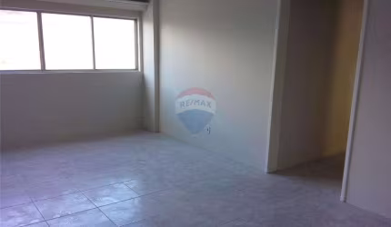VENDA 2 Quartos e dependência completa em localização estratégica na Estrada de Belém