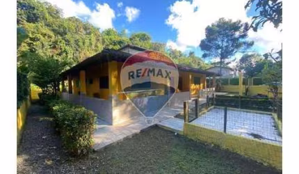 Linda casa em Aldeia em um condomínio fechado e tranquilo.