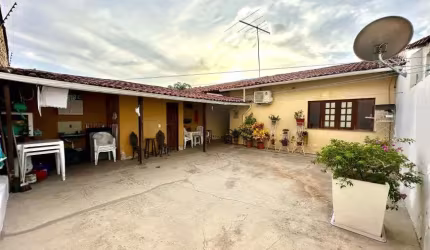 Casa no Guarapari, Rua do Aririzal, original com 2 quartos, amplo quintal - R$ 590.000,00