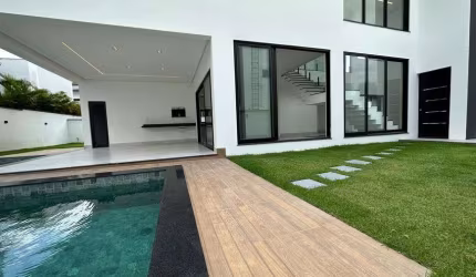 CASA NO ALPHAVILLE COM 4 QUARTOS, SENDO 3 SUITES, PISCINA, QUINTAL, ENERGIA SOLAR, CASA NOVA