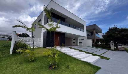 Casa no Alphaville Duplex, com 5 suites, sendo 1 no terreo, com area de lazer privativa