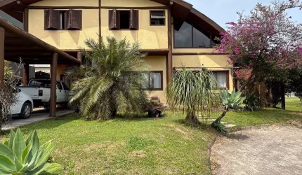 Linda casa Rustica em condomínio Fechado Campeche