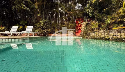 Casa em Condomínio no Guarujá, Praia da Enseada, 319m² AC, com 05 quartos/suítes, aconchego e segurança.