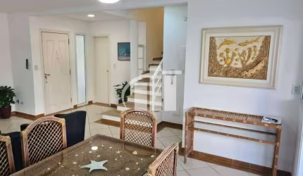 Casa a venda no Guarujá, Praia da Enseada, com a segurança de condomínio fechado com 130m², 3 quartos e jacuzzi, ao lado do Restaurante Dathi.