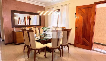 Casa, estilo sobrado com 3 Suítes, 4 Vagas e Churrasqueira