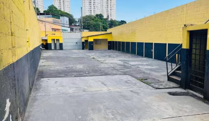 Grande oportunidade ! TERRENO a Venda com 440m², construção com escritório e banheiro, e área coberta nos fundo.
