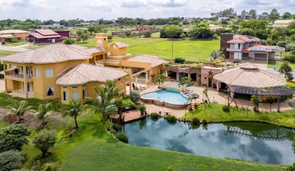 Casa com 4 suítes e lazer completo em Hidrolândia