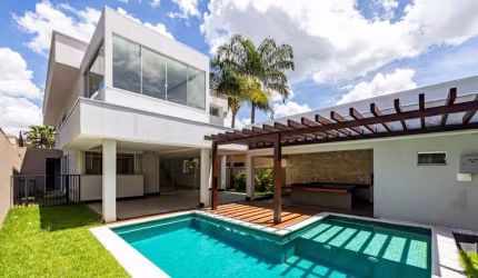 Casa elegante e com bela piscina no Portal do Sol I.