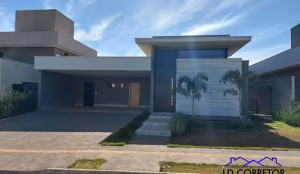 Imóvel de luxo no Residencial Goiânia Golf Clube: Casa térrea com piscina e churrasqueira, 4 suítes e 253m² de área.