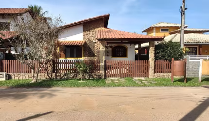 Casa linear em Cabo Frio  3 quartos sendo uma suíte, salão de 33m2